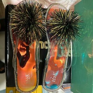 Brand new never wore to big,these are fli flops, these are clear